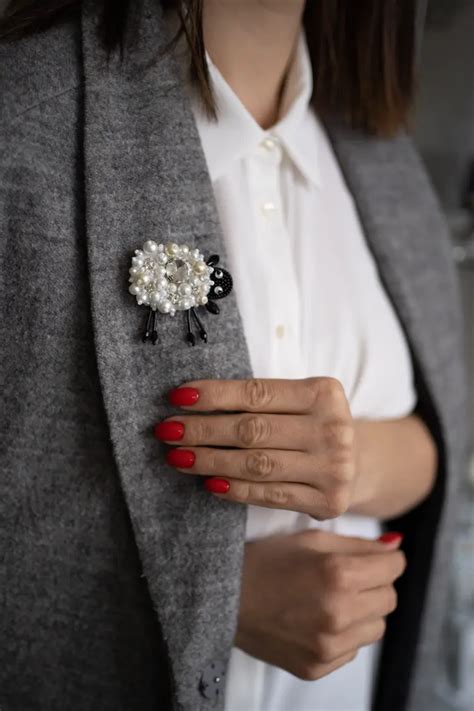 comment porter une broche chanel|chanel brooches for women.